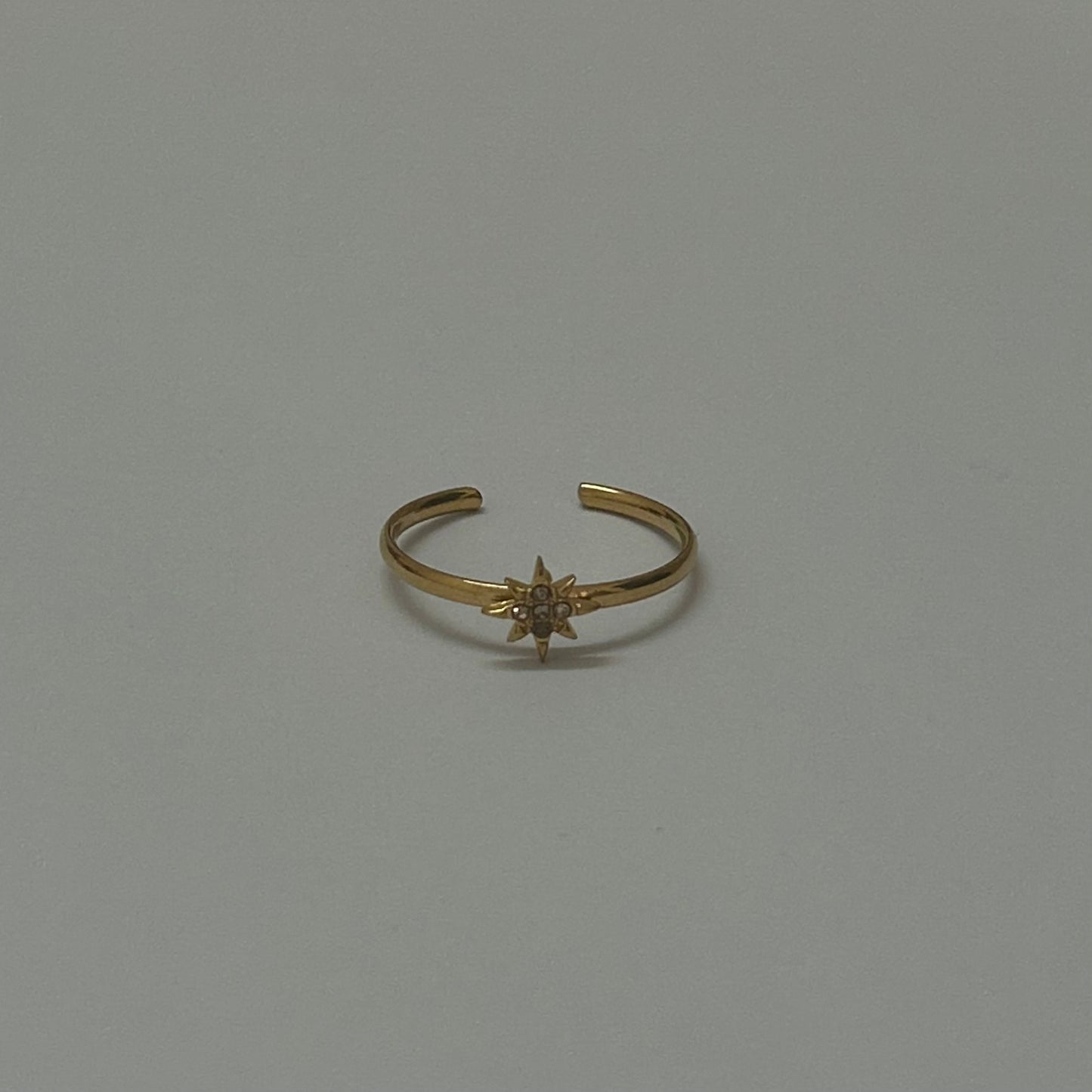 Sleek star ring