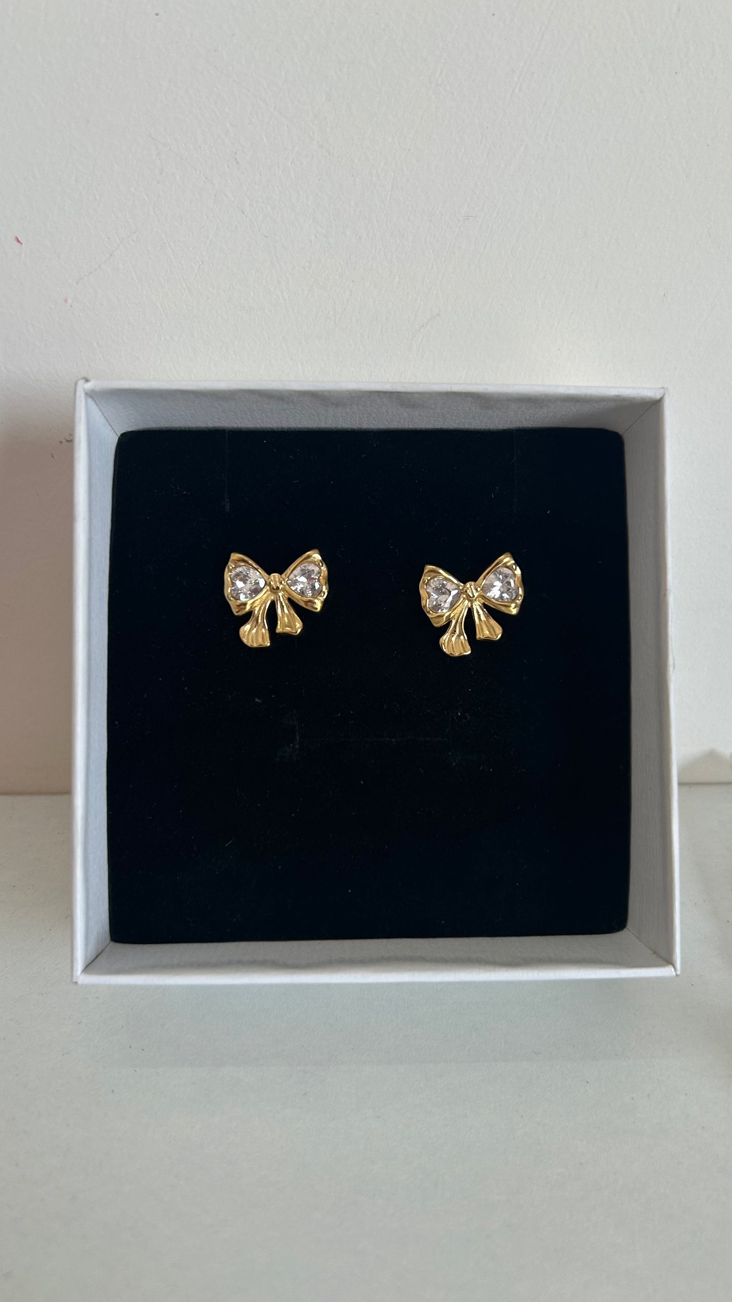 Bow studded earrings