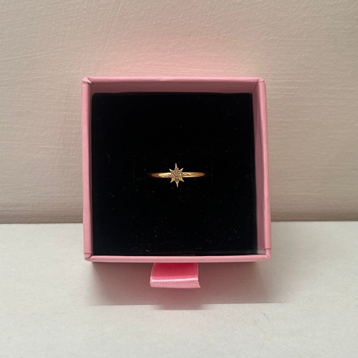 Sleek star ring