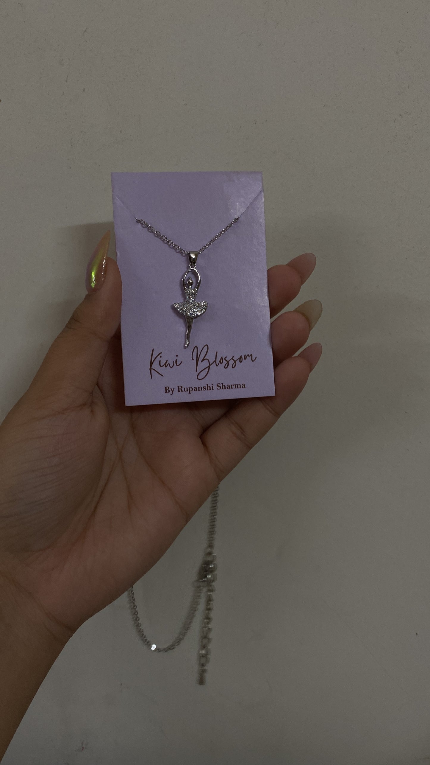 Dancing necklace