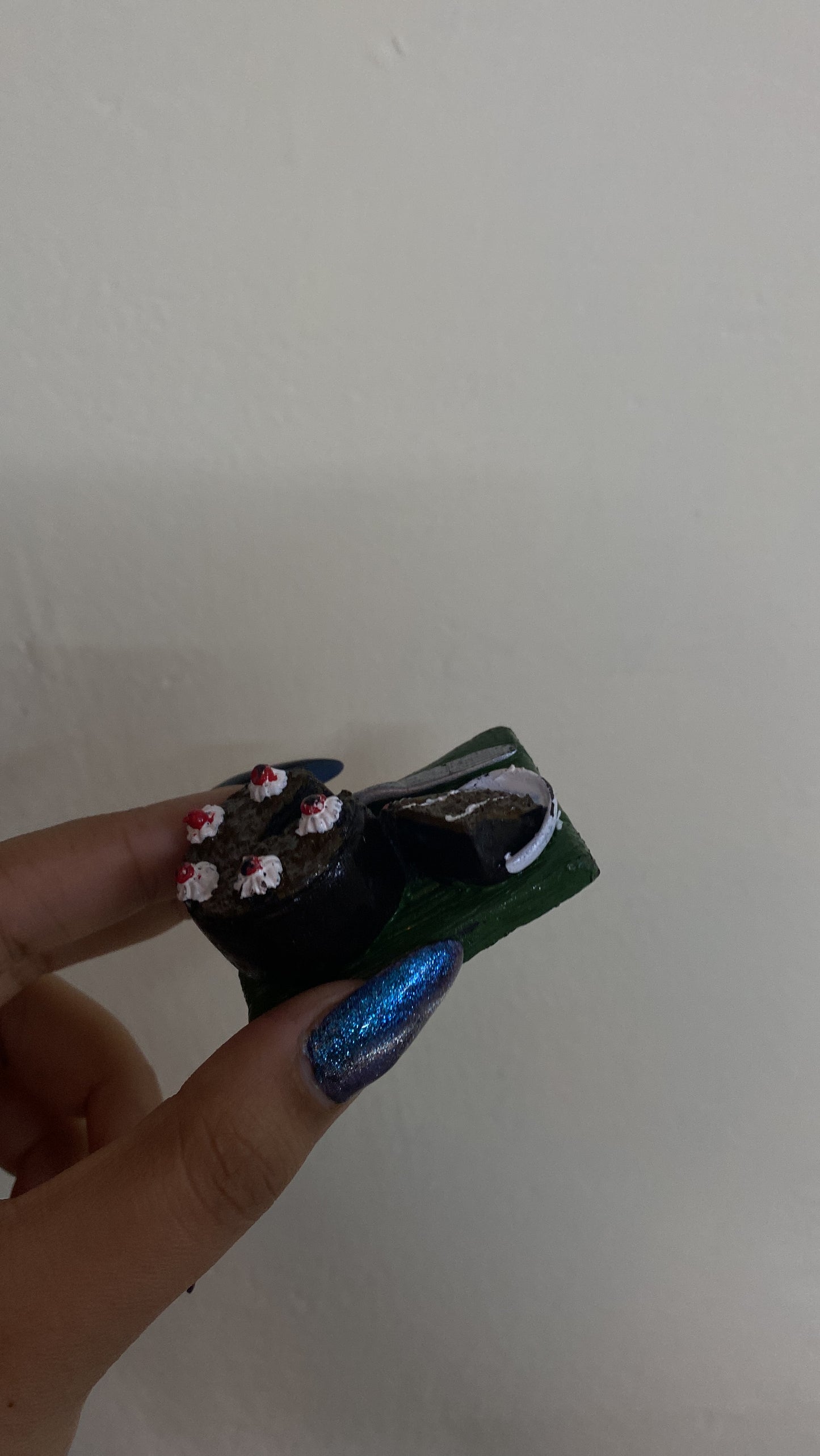 Cake fridge magnet