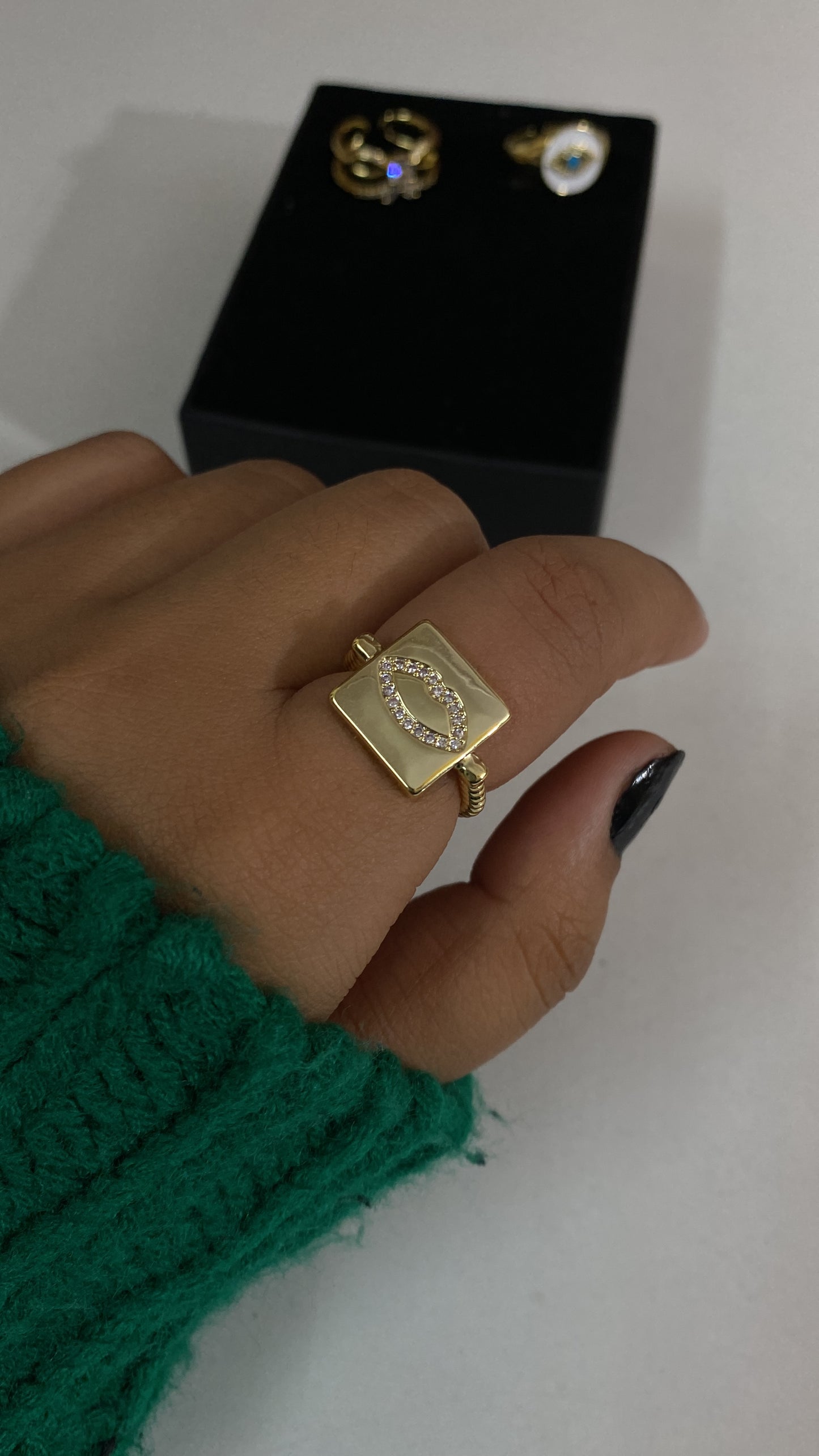 “Kiss me” ring