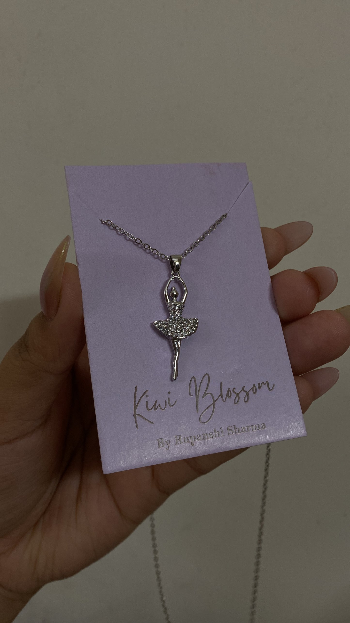 Dancing necklace
