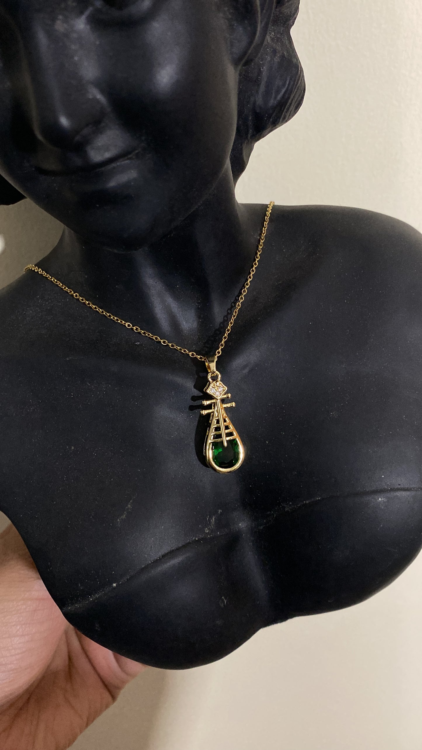 Drop emerald green necklace