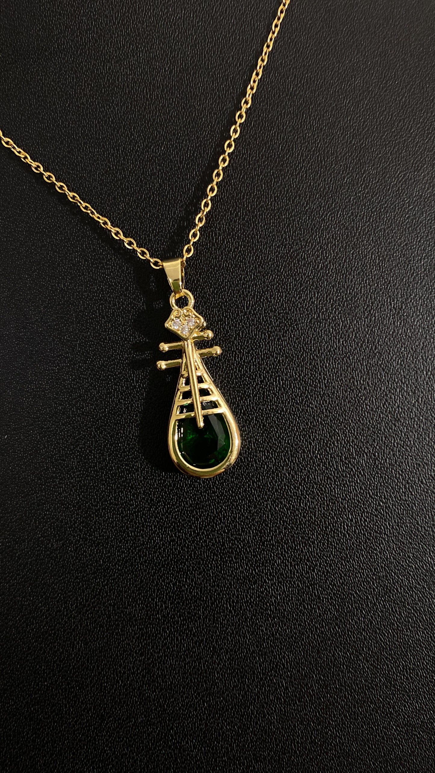 Drop emerald green necklace
